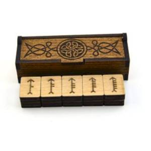 Руны ирландские в деревянной шкатулке