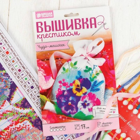 Обучение игре на фортепиано, книга Вышивка крестиком на мешочке 'Цветы' купить по скидке